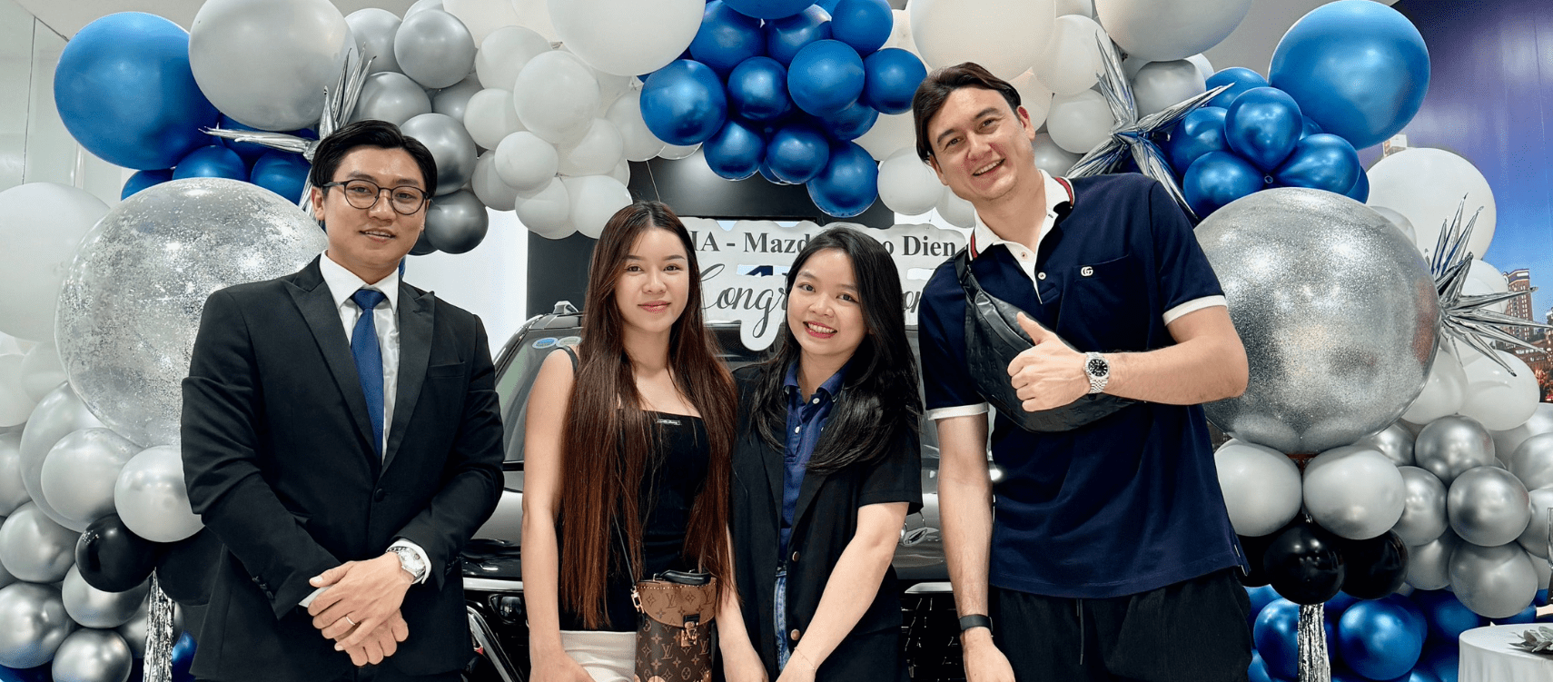 bàn giao xe cầu thủ Đặng Văn Lâm